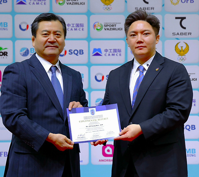 이승원 제39대 대한유도회 홍보위원장이 2025년 5월 국제유도연맹 콘티넨털 심판 기념 촬영을 하고 있다. 왼쪽은 오사코 아키노부 아시아유도연맹 심판위원장. 오사코 위원장은 1988년 제24회 서울 하계올림픽 동메달리스트다. 사진=우즈베키스탄유도회