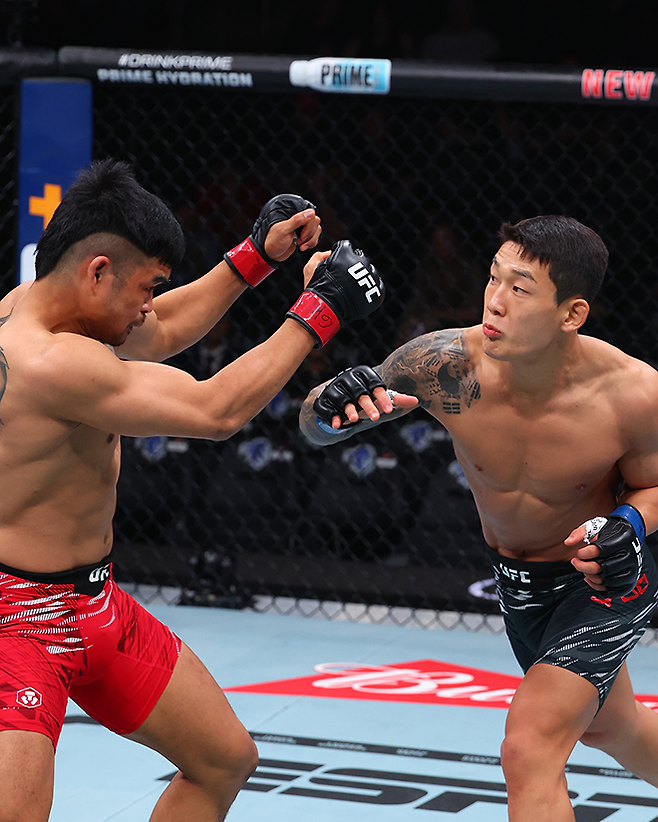 유주상이 2025년 6월 미국 뉴저지주 뉴어크 프루덴셜 센터 UFC 316 제3경기에서 제카 사라기를 공격하고 있다. 사진=TKO