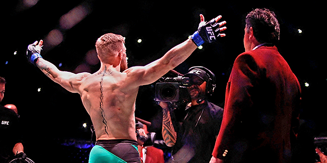 잠정 챔피언 코너 맥그레거가 2015년 12월 미국 네바다주 라스베이거스 MGM 그랜드가든 아레나 UFC 페더급 통합타이틀매치를 위한 옥타곤 입장에 앞서 카메라와 관중을 향해 승리를 자신하고 있다. 사진=Getty Images=연합뉴스 제공