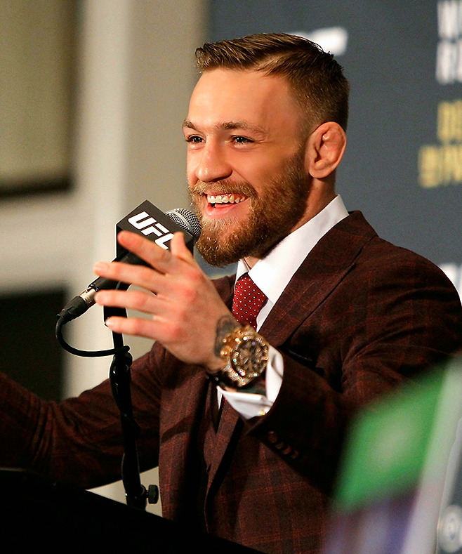 코너 맥그레거가 2015년 12월 미국 네바다주 라스베이거스 MGM 그랜드가든 아레나 기자회견에서 통합타이틀매치 승리로 제2대 UFC 페더급 챔피언이 된 소감을 말하고 있다. 사진=Getty Images=연합뉴스 제공
