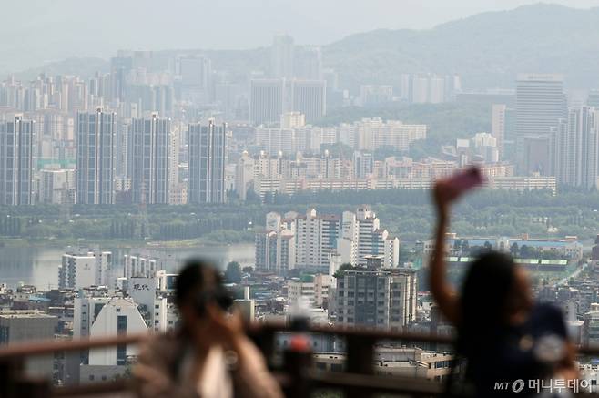 (서울=뉴스1) 황기선 기자 = 서울시에서 토지거래허가제(토허제) 재지정 이후에도 강남 등 상급지 지역에서 부동산 가격 상승세가 이어지고 있다.  26일 부동산 플랫폼 직방이 국토교통부 실거래가 등록 시스템을 토대로 토지거래허가구역을 일시적으로 해제했던 지난 2월 12일~3월 23일과 재지정된 이후인 지난 3월 24일부터 이달 1일까지 서울 평균 매매가격을 분석한 결과, 해제 당시 14억9792만원에서 해제 이후 11억659만원으로 26.1% 하락했다.  이 기간 강남구 아파트 평균 거래가는 61.9% 상승, 43억817만원으로 서울 25개 자치구 가운데 가장 높았다.  사진은 이날 서울시내 아파트의 모습.  2025.5.26/뉴스1  Copyright (C) 뉴스1. All rights reserved. 무단 전재 및 재배포,  AI학습 이용 금지. /사진=(서울=뉴스1) 황기선 기자