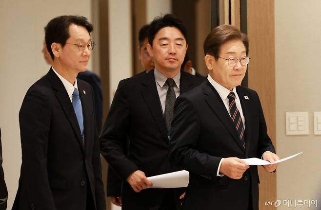 [서울=뉴시스] 고범준 기자 = 이재명 대통령이 9일 서울 용산구 대통령실 청사에서 열린 2차 비상경제점검 태스크포스(TF)회의에 입장하고 있다. 2025.06.09. bjko@newsis.com /사진=고범준