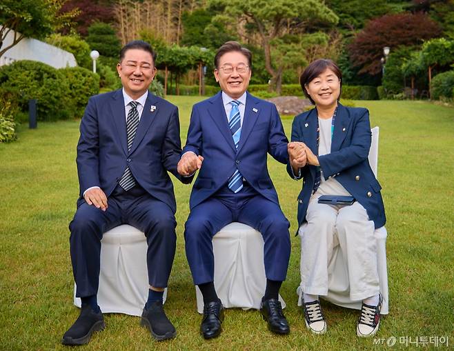 (서울=뉴스1) 허경 기자 = 이재명 대통령이 7일 서울 한남동 관저에서 열린 더불어민주당 1·2기 지도부 초청 만찬에서 차기 원내대표 선거에 출사표를 던진 김병기(왼쪽), 서영교 의원과 기념촬영을 하고 있다. (대통령실 제공. 재판매 및 DB 금지) 2025.6.7/뉴스1  Copyright (C) 뉴스1. All rights reserved. 무단 전재 및 재배포,  AI학습 이용 금지. /사진=(서울=뉴스1) 허경 기자