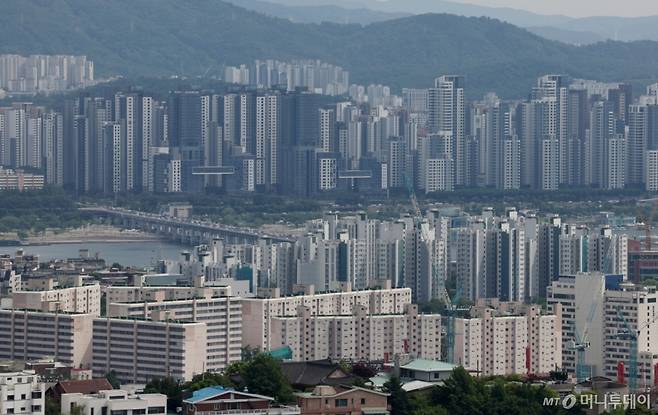 [서울=뉴시스] 김진아 기자 = 6월 첫 주 서울의 아파트 매매가격이 강남3구(강남·서초·송파) 등 선호지역을 중심으로 18주 연속 상승세를 이어갔다. 5일 한국부동산원의 전국 주간 아파트가격 동향 조사 결과에 따르면 지난 2일 기준 전국 아파트 매매가격(-0.02%→0.00%)은 하락에서 보합으로 전환됐으며 수도권(0.03%→0.05%)은 상승폭이 커졌다. 서울(0.16%→0.19%)도 강남3구 등을 중심으로 오르며 상승폭이 커졌다. 사진은 5일 서울 시내 아파트. 2025.06.05. bluesoda@newsis.com /사진=김진아