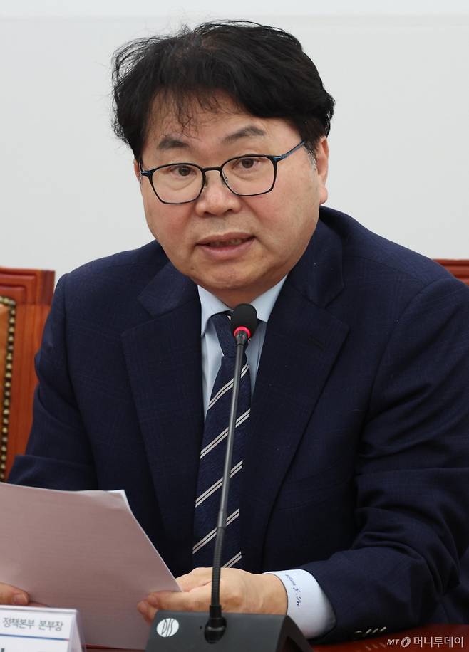 [서울=뉴시스] 조성봉 기자 = 이한주 더불어민주당 진짜 대한민국 중앙선대위 총괄선거대책본부 정책본부장이 12일 오전 서울 여의도 국회에서 열린 제21대 대통령선거 더불어민주당 10대 공약 기자간담회에서 발언을 하고 있다. 2025.05.12. suncho21@newsis.com /사진=조성봉