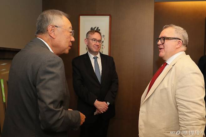 류진 한국경제인협회 회장이 10일 충정로 풍산빌딩을 방문한 영국 무역특사 왓슨경을 만나 주요 현안과 양국 경제협력 방안에 대해 논의했다. 사진 왼쪽부터 류진 한경협 회장, 콜린 크룩스 주한영국대사, 영국 무역특사 왓슨경./사진=한국경제인협회