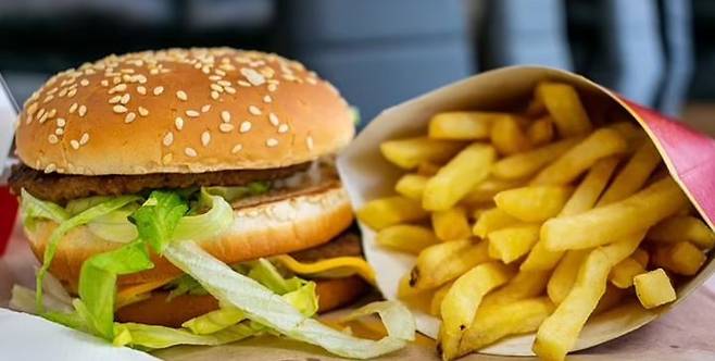 [서울=뉴시스]초가공식품을 많이 섭취한 아이는 돌출된 치아를 가지게 될 수 있다는 연구 결과가 나왔다.(사진=데일리메일)