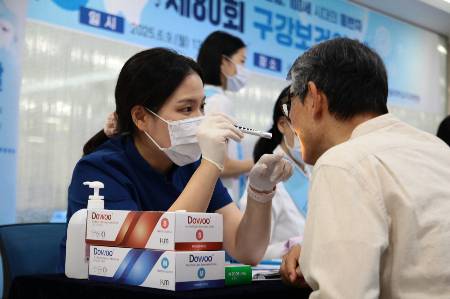 서울대치과병원은 제80회 구강보건의 날을 맞아 내원 고객을 대상으로 구강검진을 진행했다./사진=서울대치과병원