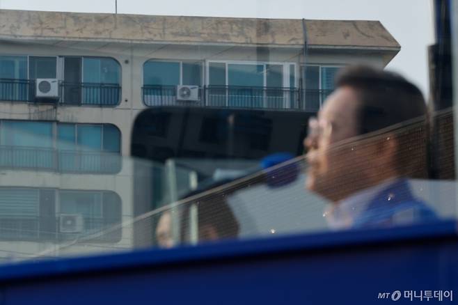 (서울=뉴스1) 안은나 기자 = 이재명 더불어민주당 대통령 후보가 제21대 대통령선거 사전투표 첫날인 29일 오후 서울 서초구 고속버스터미널광장에서 지지를 호소하고 있는 가운데 이 후보 너머로 반포의 한 아파트가 보이고 있다. 2025.5.29/뉴스1  Copyright (C) 뉴스1. All rights reserved. 무단 전재 및 재배포,  AI학습 이용 금지. /사진=(서울=뉴스1) 안은나 기자