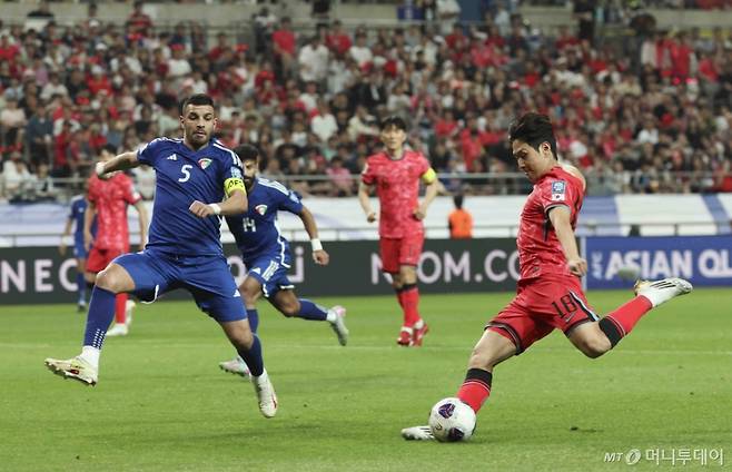 [서울=뉴시스] 김근수 기자 = 10일 서울 마포구 서울월드컵경기장에서 열린 2026 국제축구연맹(FIFA) 북중미월드컵 아시아 3차 예선 한국과 쿠웨이트의 경기, 한국 이강인이 골을 성공 시키고 있다. 2025.06.10. ks@newsis.com /사진=김근수