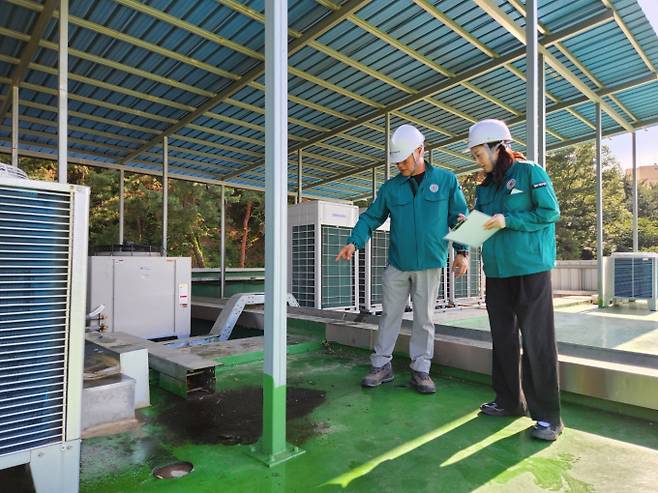 영주시 관계자들이 중대재해처벌법 안전보건 확보 의무 이행 실태 점검을 하고 있다./사진제공=경북 영주시