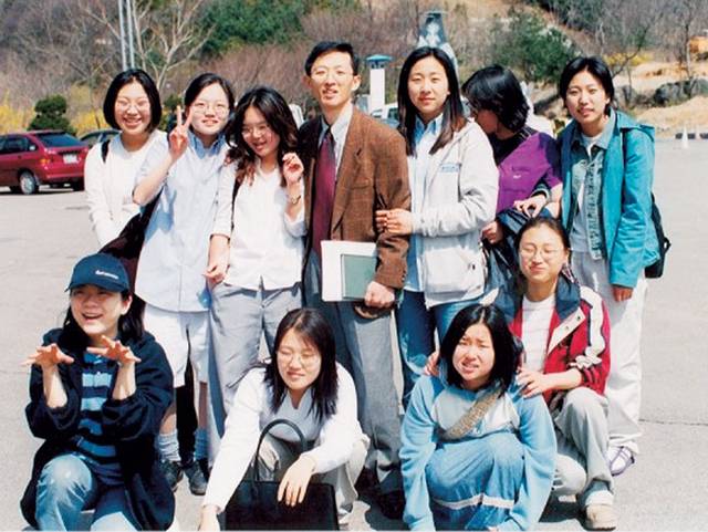 필자(뒷줄 가운데)가 대학교수 초기에 학생들과 함께 안성캠퍼스 근처 미리내성지에 놀러 갔을 때.