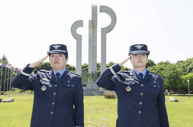27일 경남 진주 공군 교육사령부 대연병장에서 열린 제154기 공군 학사사관후보생 임관식에서 동시 임관한 언니 이해인(왼쪽) 소위와  동생 이해민(오른쪽) 소위가 거수경례하고 있다. 공군 제공