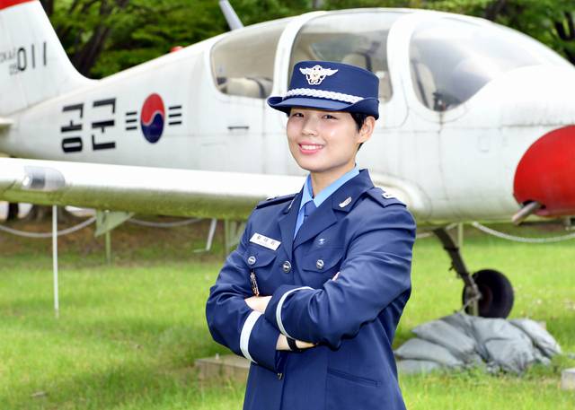 공군 준사관인 아버지와 월남전 참전용사 외할아버지의 뒤를 이어 공군 장교로 임관한 황태희 소위. 공군 제공