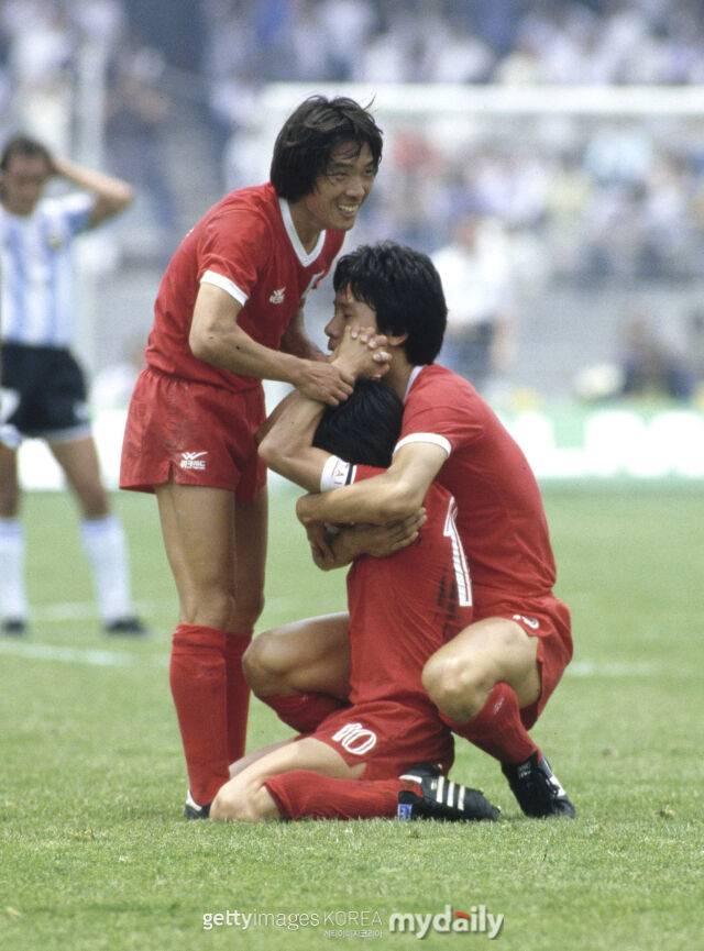박창선(가운데)이 1986 멕시코 월드컵에서 아르헨티나를 상대로 골을 넣은 후 조광래(왼쪽), 최순호와 함께 기뻐하고 있다. /게티이미지코리아