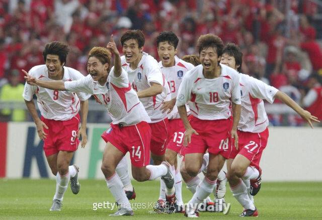 한국 선수들이 2002 한일월드컵 8강전에서 스페인을 꺾은 후 환호하고 있다. /게티이미지코리아
