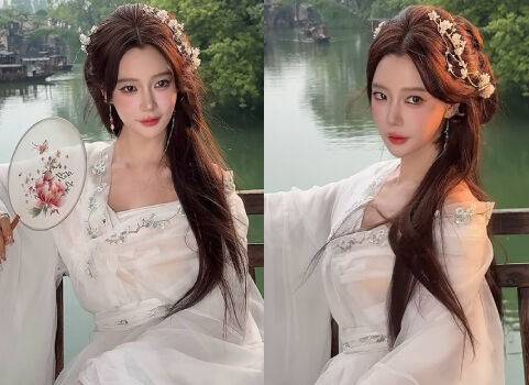 배우 클라라가 흰색 드레스를 입고 꽃 자수 부채를 든 채 고혹적인 분위기를 풍기고 있다./ 클라라 개인 인스타그램