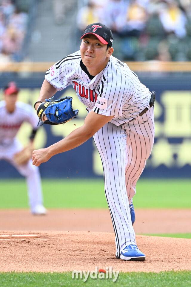 17일 서울 잠실야구장에서 열린 '2025 신한 SOL BANK KBO리그' KT 위즈와 LG 트윈스 더블헤더 1차전 경기.LG 선발 손주영이 힘차게 투구하고 있다./마이데일리