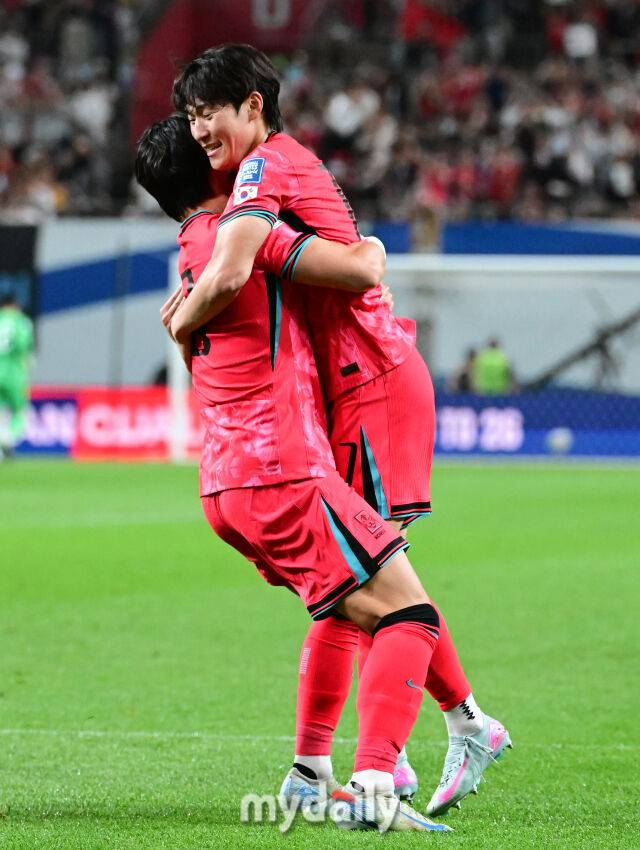 10일 오후 서울 상암동 서울월드컵경기장에서 2026 국제축구연맹(FIFA) 북중미 월드컵 아시아지역 3차 에선 대한민국과 쿠웨이트의 경기가 열렸다. 오현규가 후반전 골을 넣고 어시스트를 한 배준호와 함께 기뻐하고 있다./사진 = 유진형 기자