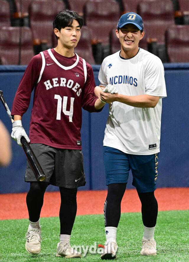 2024년 6월 26일 서울 고척스카이돔에서 '2024 신한 SOL Bank KBO리그' NC 다이노스와 키움 히어로즈의 경기가 열렸다. NC 김휘집이 키움 박주종과 반갑게 인사하고 있다./마이데일리