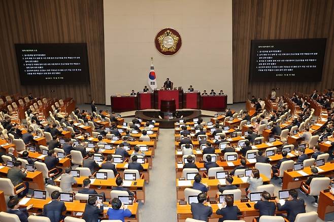 우원식 국회의장이 5일 국회 본회의에서 검사징계법을 상정하고 있다. [연합]