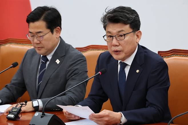 진성준(오른쪽) 더불어민주당 정책위의장이 10일 서울 여의도 국회에서 열린 원내대책회의에서 발언하고 있다. [연합]