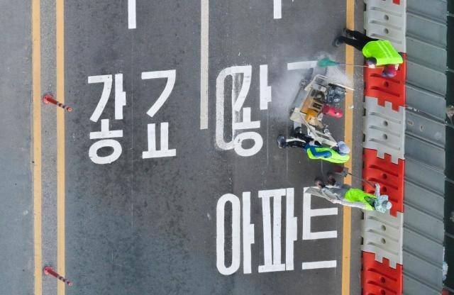 수원 장안구 복합쇼핑몰 스타필드수원 앞 6차선 도로에 한글 자음과 모음이 뒤섞인 안내 문구가 흰색 페인트로 적혀 있다. [경기일보 갈무리]