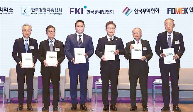 이재명 대통령이 대선 후보 시절인 지난달 8일 서울 중구 대한상공회의소에서 열린 경제5단체 간담회에서 정책 제언집을 전달 받은 후 기념촬영을 하고 있는 모습 왼쪽부터 최진식 한국중견기업연합회장, 윤진식 한국무역협회장, 최태원 대한상공회의소 회장, 이 대통령, 손경식 한국경영자총협회장, 류진 한국경제인협회장  [국회사진기자단]