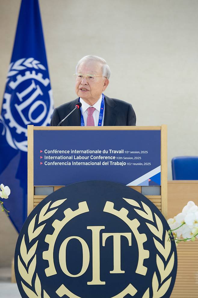 손경식 경총 회장이 9일(현지시간) 스위스 제네바에서 열린 제113차 국제노동기구(ILO) 총회에서 연설을 하고 있다.   [경총 제공]