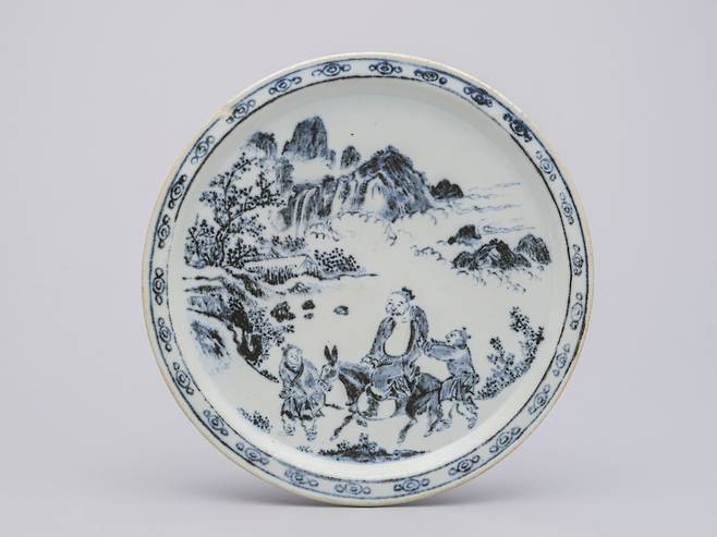 국내 첫 공개되는 조선 15~16세기 ‘백자 청화 산수·인물무늬 전접시’. 개인 소장. [국립중앙박물관]