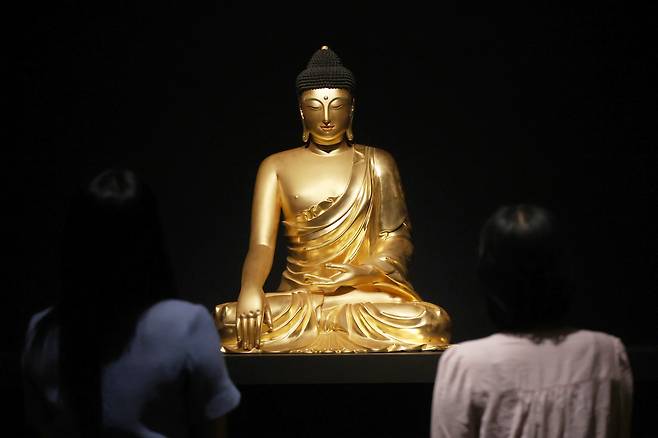 서울 용산구 국립중앙박물관에서 관계자들이 처음으로 사찰을 떠난 ‘조계사 목조여래좌상’을 둘러보고 있다. [연합]