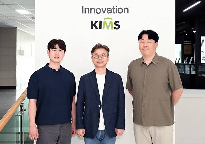 핵융합 철강재료 ‘K-RAFM’을 개발한 연구진. 김치원(왼쪽부터) 선임연구원, 이창훈 박사,  최단웅 박사과정 학생연구원.[한국재료연구원 제공]