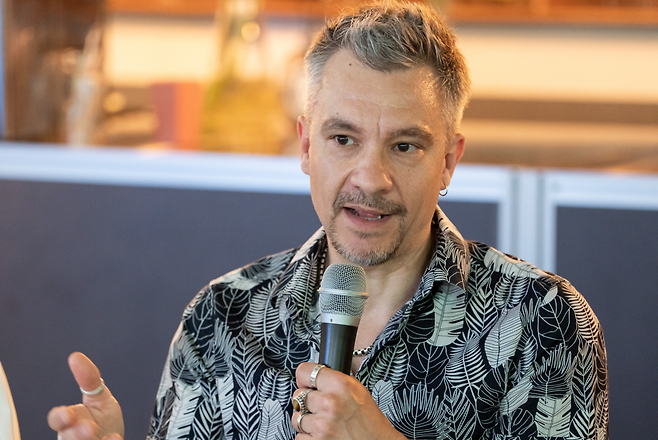 지난 6일 서울 서대문구 한 카페에서 서울국제환경영화제 초청작 ‘이익을 위한 먹을거리(food for profit)’를 연출한 파블로 담브로시 감독이 헤럴드경제와 인터뷰하고 있다.[환경재단 제공]