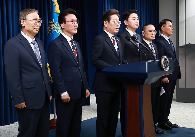 이재명 대통령이 4일 서울 용산 대통령실 청사에서 열린 인사브리핑에서 새 정부 첫 인사 발표를 하고 있다. 왼쪽부터 이종석 국정원장 후보자, 김민석 국무총리 후보자, 이 대통령, 강훈식 비서실장, 위성락 안보실장, 황인권 경호처장. [연합]