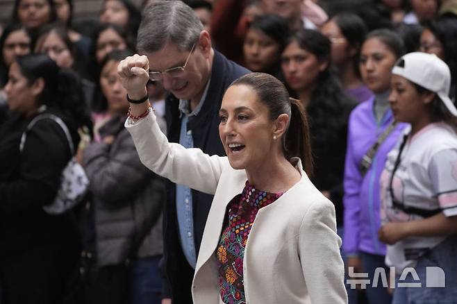 [멕시코시티=AP/뉴시스] 9일(현지 시간) 워싱턴포스트에 따르면 셰인바움 대통령은 이날 열린 기자회견에서 "미국 당국에 모든 이민 절차가 적법 절차와 인간 존엄성, 법치주의의 틀 안에서 이뤄지도록 정중하고 단호하게 요청한다"고 밝혔다. 사진은 클라우디아 셰인바움 멕시코 대통령. 2025.06.10.