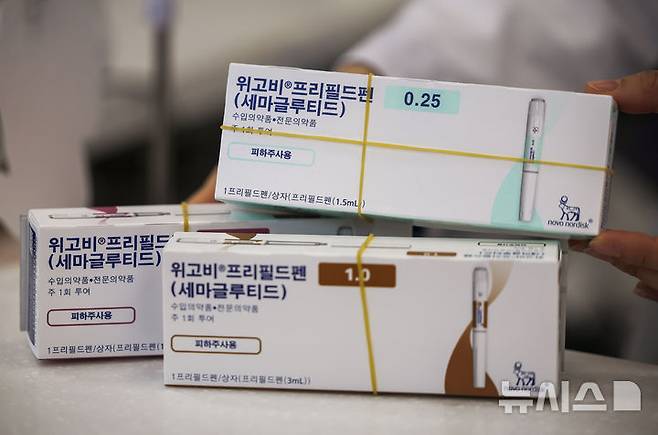 [서울=뉴시스] 정병혁 기자 = 서울 강남구의 한 약국에 덴마크 제약사 노보노디스크가 개발한 비만치료제 ‘위고비’가 놓여 있다.'위고비'는 펜 모양 주사 1개로 주 1회, 1개월(4주)씩 투여하도록 개발된 덴마크 제약사 노보 노디스크의 비만 치료제로, 의사가 처방한 뒤 약사 조제·복약지도에 따라 쓰이는 전문의약품이다. .2025.06.10. jhope@newsis.com