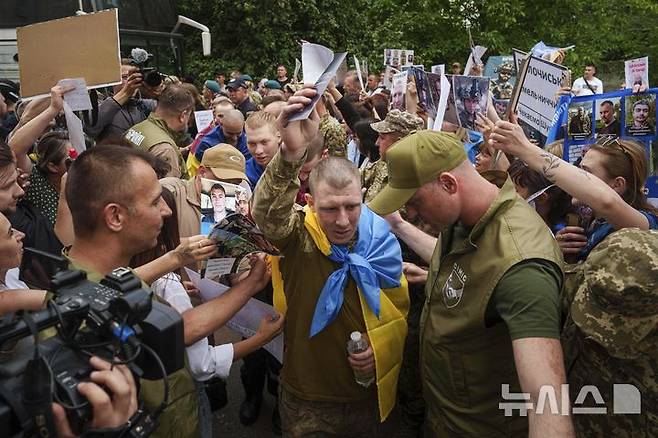 <font style="vertical-align: inherit;"><font style="vertical-align: inherit;">[체르느히우=AP/뉴시스] 9일(현지 시간) 우크라이나 체르느히우에서 러시아와의 포로 교환으로 석방된 한 우크라이나 군인들이 이동하고 있다. 러시아와 우크라이나가 25세 미만과 중상자 포로를 교환했다. 2025.06.10.</font></font>