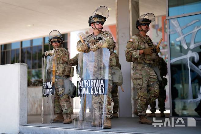 [로스앤젤레스=AP/뉴시스] 9일(현지 시간) 미 캘리포니아주 로스앤젤레스(LA) 연방 교정센터 앞에서 주 방위군이 경계 근무를 서고 있다. 군 당국은 LA 불법 이민자 단속 반대 시위에 약 700명의 해병대원을 투입한다고 공식 발표했다. 2025.06.10.