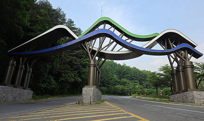 지난 2009년 태백산국립공원 입구에 설치된 3억5900만원짜리 LED 아치형 전광판이 고장 난 채 방치되면서 흉물이 되고 있다.(사진=뉴시스) *재판매 및 DB 금지