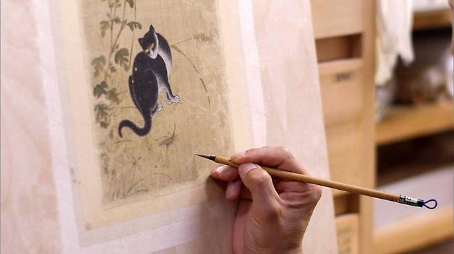 '추일한묘'에 대한 결손부 메움 후 색맞춤 과정을 진행 중인 모습. 사진=대구간송미술관 제공. *재판매 및 DB 금지