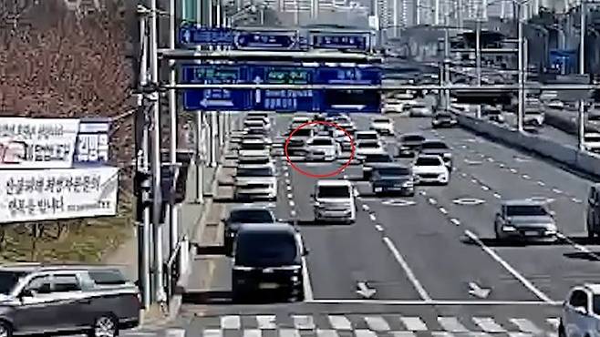 [성남=뉴시스] 수면마취에서 덜 깬 상태로 운전을 하던 50대 운전자 차량이 도로에 멈춰 있는 모습. (사진=경기남부경찰청 제공) 2025.6.10. photo@newsis.com *재판매 및 DB 금지