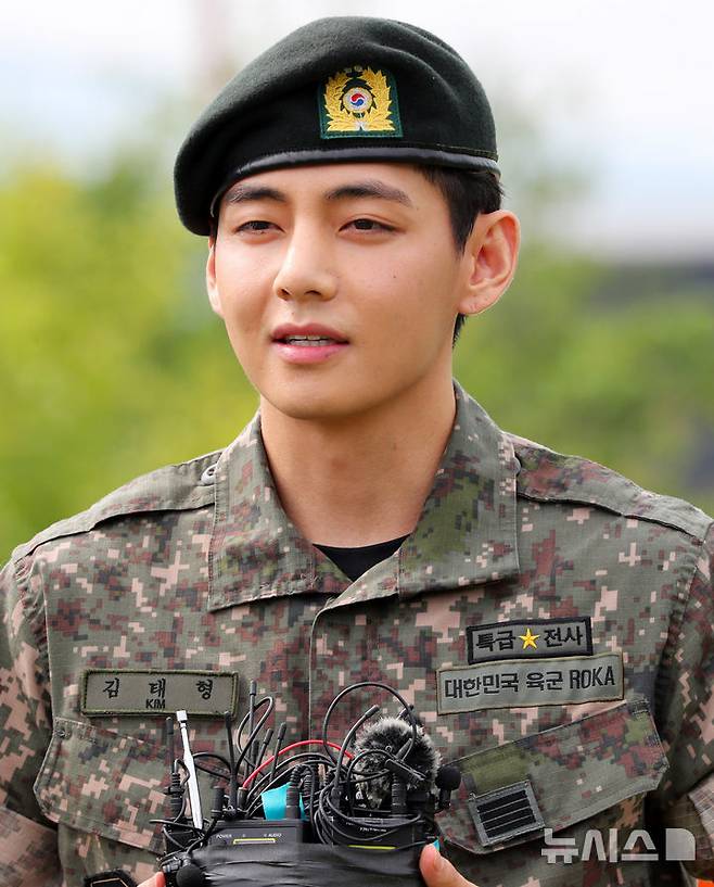 [춘천=뉴시스] 김혜진 기자 = 군 복무를 마친 방탄소년단 뷔가 10일 오전 강원 춘천시 한 부대 인근에서 전역 소감을 말하고 있다. 2025.06.10. jini@newsis.com