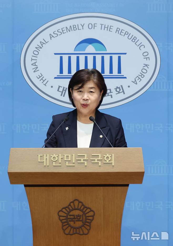 [서울=뉴시스] 고승민 기자 = 차기 더불어민주당 원내대표 선거에 출마하는 서영교 의원이 8일 서울 여의도 국회 소통관에서 기자회견을 하고 있다. 2025.06.08. kkssmm99@newsis.com