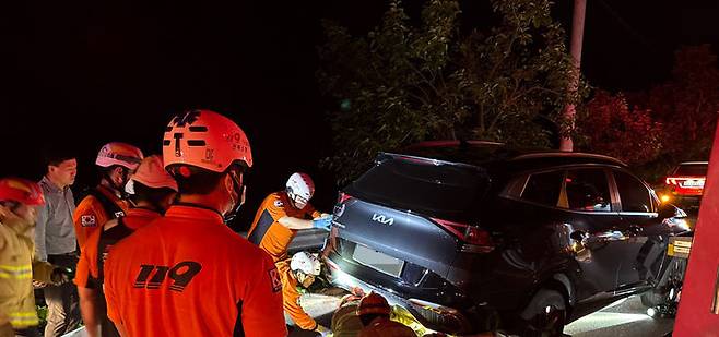 [진안=뉴시스] 지난 9일 오후 8시24분께 전북 진안군 정천면의 한 도로에서 스포츠유틸리티차량(SUV)이 보행자를 들이받아 소방대원이 구조 작업을 진행하고 있다. (사진=전북도소방본부 제공) 2025.06.10.. photo@newsis.com *재판매 및 DB 금지