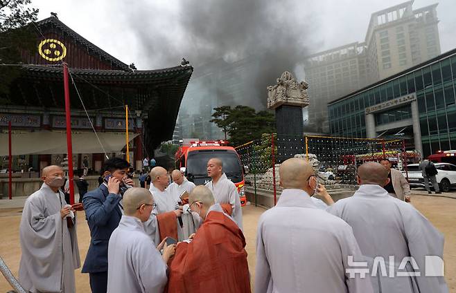 [서울=뉴시스] 홍효식 기자 = 10일 서울 종로구 조계사 한국불교역사문화기념관에서 화재가 발생해 스님들이 상황을 지켜보고 있다. 2025.06.10. yesphoto@newsis.com