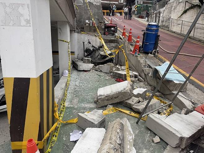 [서울=뉴시스] 임채영 인턴기자 = 10일 오전 서울 서대문구 홍은동의 골목길 모습. 최근 이곳에서 차량 미끄러짐 사고가 세 차례 발생했다. 2025.06.10. codcod10@naver.com *재판매 및 DB 금지