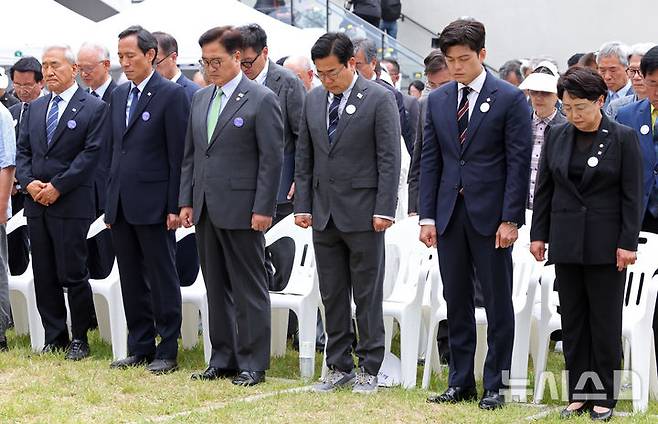 [서울=뉴시스] 김금보 기자 = 이재오(왼쪽부터) 민주화운동기념사업회 이사장, 우상호 정무수석, 우원식 국회의장, 박찬대 더불어민주당 대표 직무대행 겸 원내대표, 김용태 국민의힘 비상대책위원장, 김선민 조국혁신당 대표 권한대행이 10일 서울 용산구 민주화운동기념관에서 열린 '제38주년 6·10민주항쟁 기념식 및 민주화운동기념관 개관식'에서 묵념 하고 있다. 2025.06.09. kgb@newsis.com