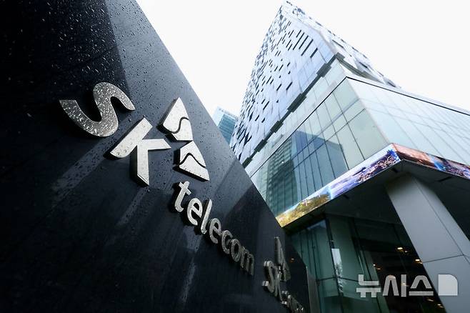 [서울=뉴시스] 김명년 기자 = SK텔레콤이 지난 19일 11시40분께 악성코드 공격으로 가입자 유심(USIM) 정보 일부가 유출된 정황을 확인했다. 이와 관련, SK텔레콤은 이튿날인 20일 한국인터넷진흥원(KISA) 22일 개인정보보호위원회에 각각 신고했다. 이에 정부는 SK텔레콤 개인정보 유출 등 피해현황, 보안취약점 등 사고의 중대성을 고려해 과기정통부 정보보호네트워크정책관을 단장으로 하는 비상대책반을 구성하고 보다 면밀한 대응에 나선다. 사진은 22일 서울 중구 SK텔레콤 본사. 2025.04.22. kmn@newsis.com