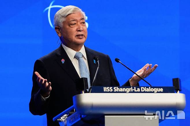 [싱가포르=AP/뉴시스] 일본 방위성이 차관급에 해당하는 부대신을 현행 1명에서 2명으로 늘리는 방침을 확정했다고 요미우리신문이 10일 보도했다. 사진은 나카타니 겐(中谷元) 일본 방위상이 지난달 31일 싱가포르에서 열린 제22차 아시아 안보회의(샹그릴라 대화)에서 연설하는 모습. 2025.05.31.