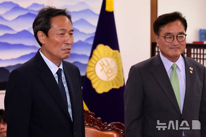 [서울=뉴시스] 조성우 기자 = 우상호(왼쪽) 대통령실 정무수석이 10일 오후 서울 여의도 국회에서 우원식 국회의장을 예방해 발언하고 있다. 2025.06.10. xconfind@newsis.com